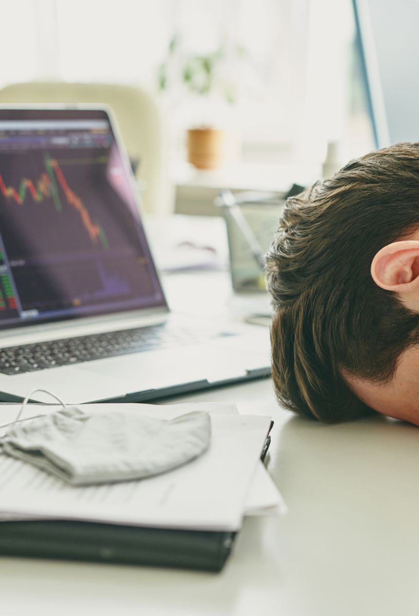 Trader frustré face à des pertes, faute de formation investissement adaptée Trader frustré face à des pertes, faute de formation investissement adaptée