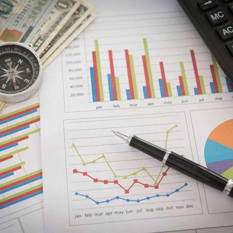 analyse de portefeuille diversifié avec graphiques financiers et dollars analyse de portefeuille diversifié avec graphiques financiers et dollars